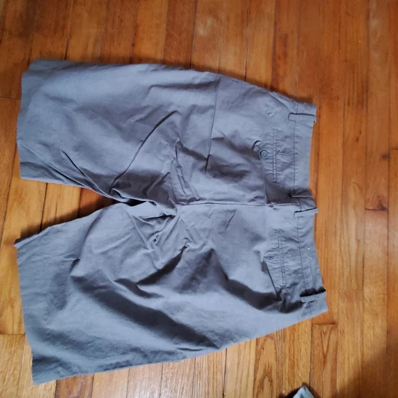 Womens Gray GAP Bermuda Length Shorts Sz 10 100% Cotton - Picture 3 of 3